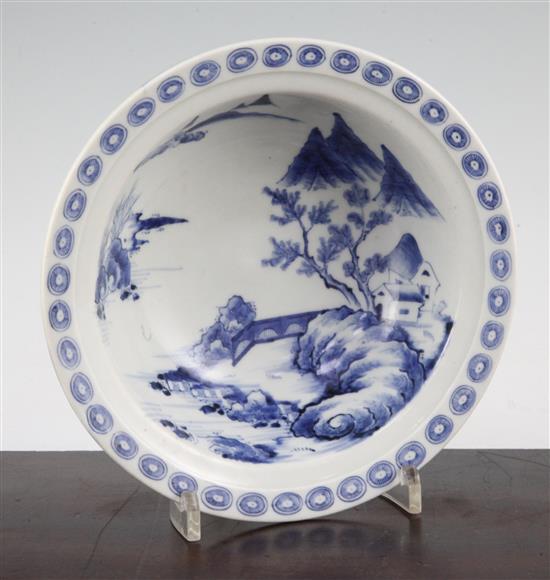 A Chinese blue and white tripod bowl, 18th / 19th century, 20cm.
